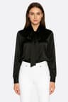 Chemise in satin nero con cravatta a farfalla