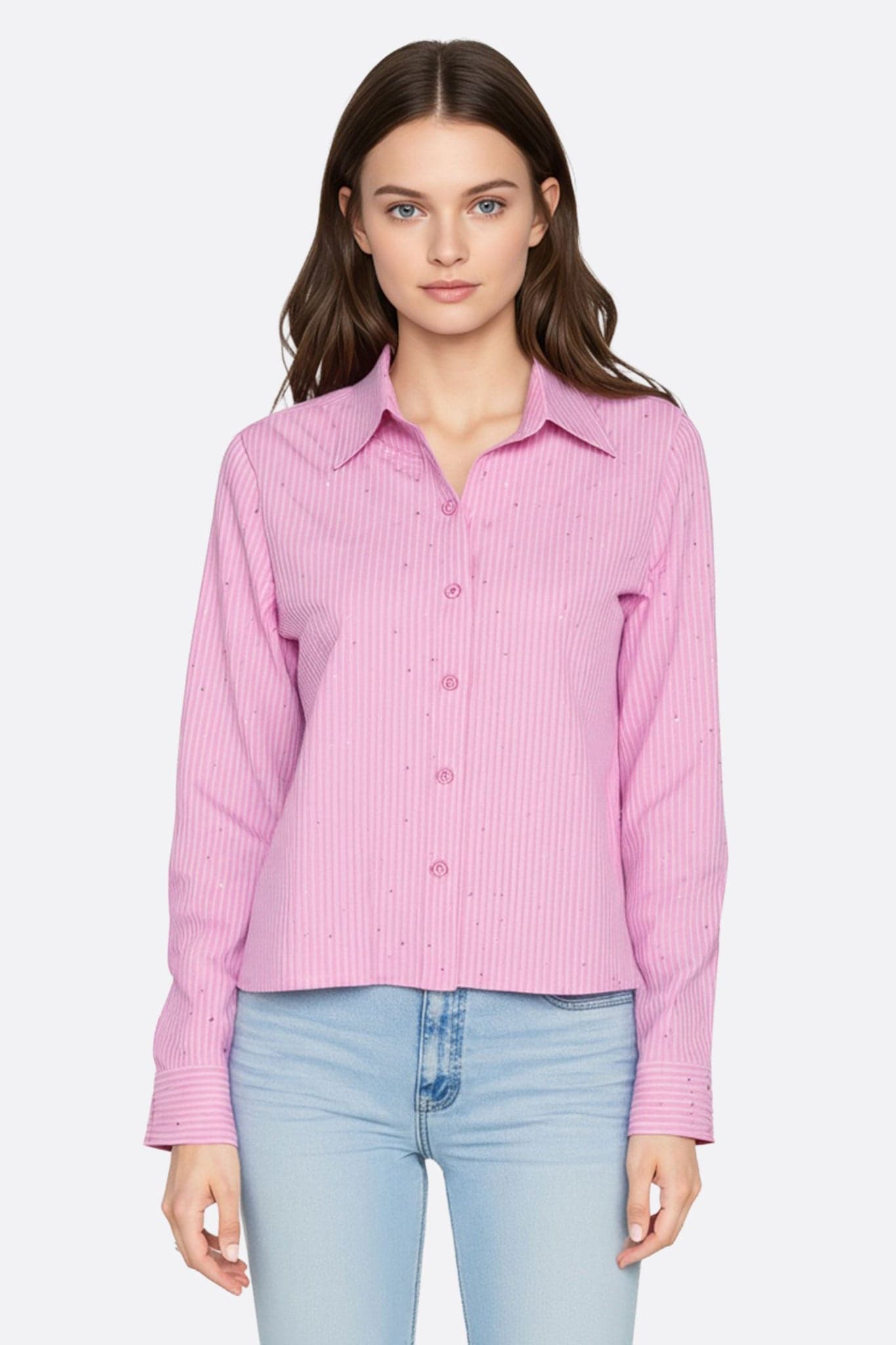 Camicia rosa con sottili righe bianche e dettagli scintillanti, perfetta per un look chic e raffinato in ogni occasione.