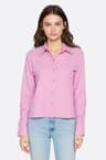 Chemise rosa a righe sottili e dettagli scintillanti