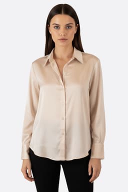 Camicia oversize beige in satin fluido, elegante e moderna, perfetta per un look chic quotidiano