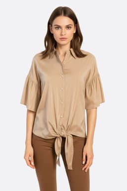 Camicia beige in raso da annodare, raffinata con il suo tessuto luminoso, ideale per un look chic per una serata o in ufficio.