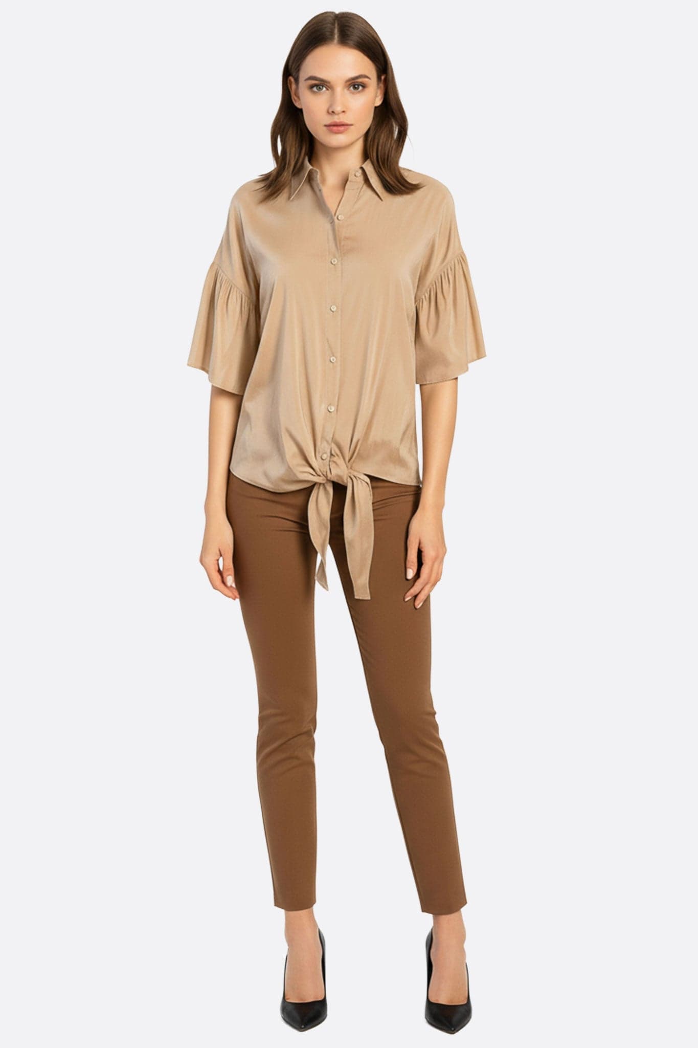 Chemise à nouer en satin beige, vue 3/4 mettant en avant son éclat délicat et son allure chic pour une tenue raffinée.