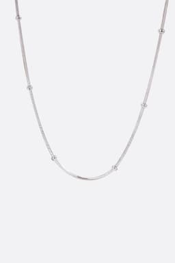 Collier délicat en argent 925, ornée de perles argentées, parfait pour un look chic et moderne.