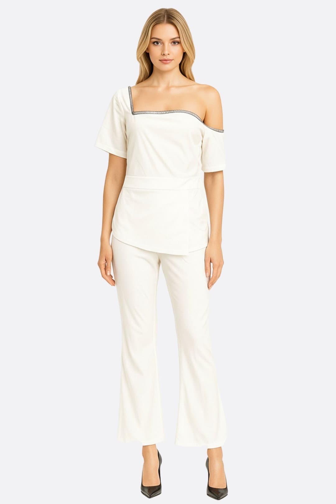 Combinaison asymétrique blanche chic de Misciano, mettant en valeur une silhouette féminine et un détail contrastant...