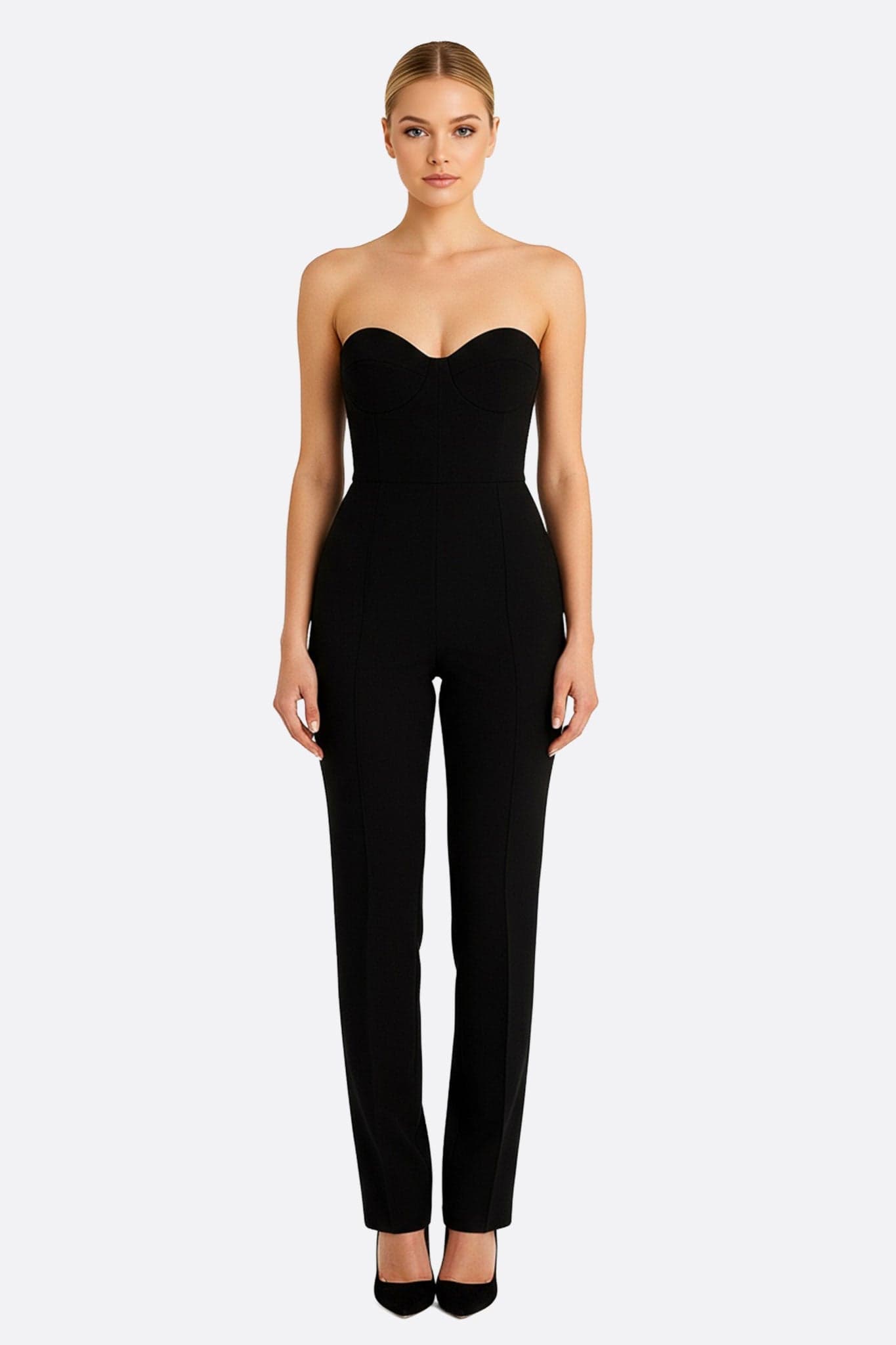 Tuta nera bustier dal taglio svasato, che mette in risalto un'eleganza senza tempo per occasioni raffinate