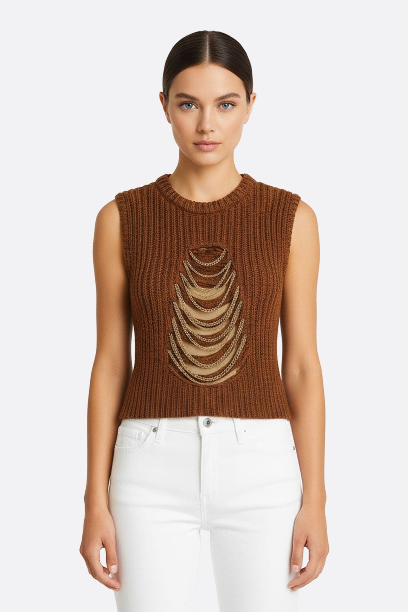 Débardeur oversize en maille ajourée couleur chocolat, orné de chaînes dorées pour un look chic et tendance en soirée.