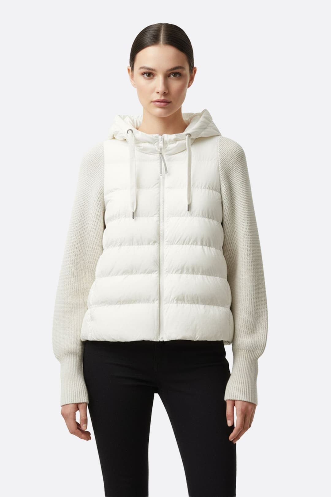 Doudoune blanche en duvet de canard, à capuche, alliant praticité et élégance pour un look moderne lors des soirées d'hiver.