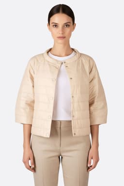 Giubbotto beige a maniche 3/4, una scelta elegante e leggera per valorizzare i tuoi outfit serali o diurni.