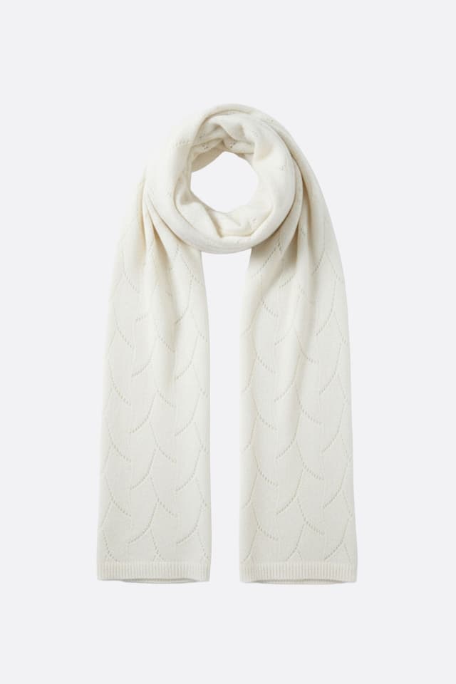 Sciarpa in cashmere bianco a maglia traforata, un accessorio elegante e leggero, perfetto per una serata o un look raffinato.