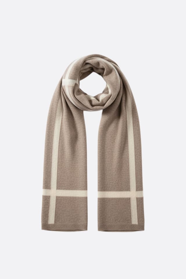 Sciarpa in cachemire marrone con bande beige, perfetta per aggiungere un tocco elegante ai tuoi outfit casual...