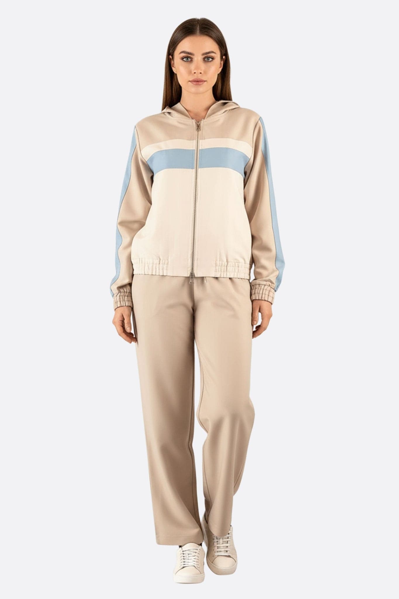 Ensemble de jogging beige chic avec accents bleu ciel, parfait pour un look décontracté et élégant au quotidien.