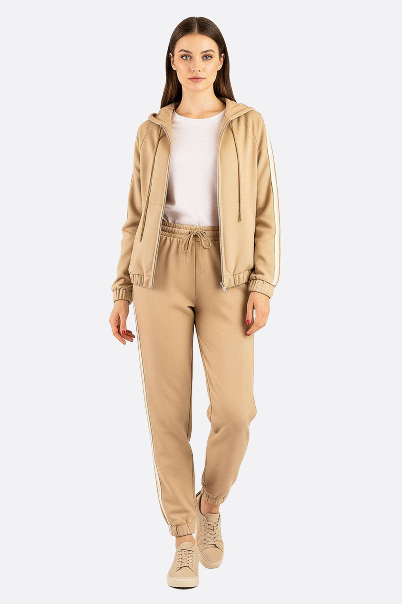 Ensemble de survêtement chic marron avec bandes latérales, parfait pour un look décontracté et élégant au quotidien.