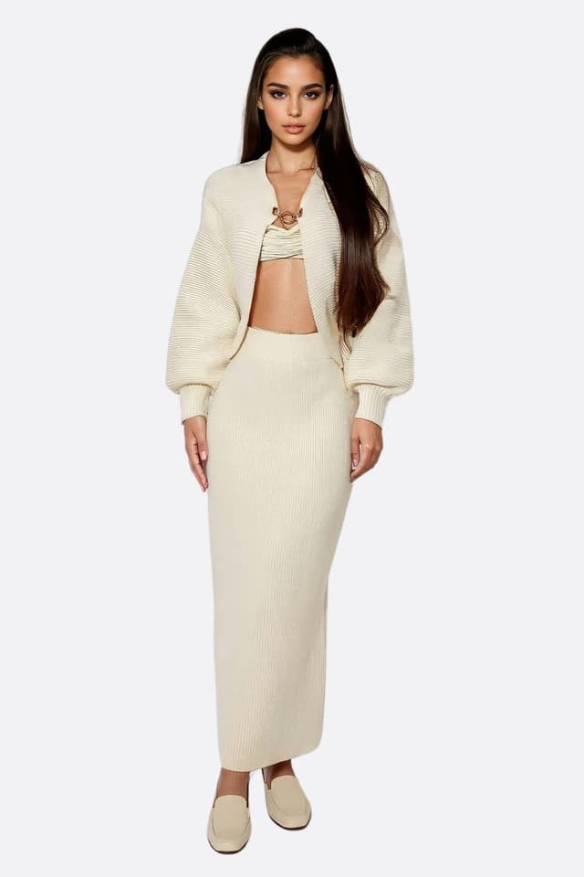 Gonna lunga e cardigan corto in maglia bianco ecru, chic ed elegante, perfetto per una serata raffinata.