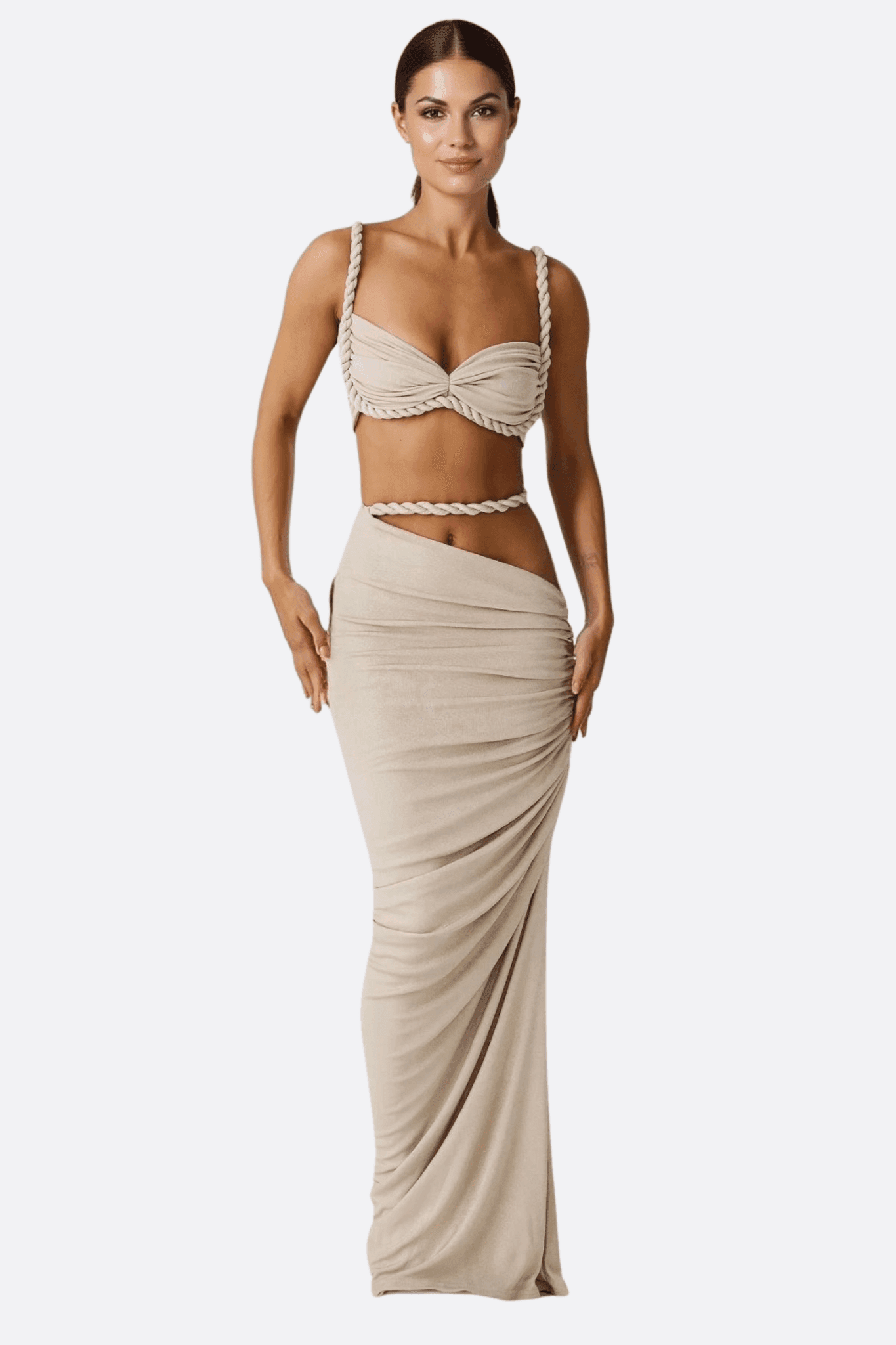 Ensemble due pezzi grigio con dettagli intrecciati, elegante e sensuale, perfetto per la spiaggia o un pomeriggio estivo.