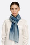 Foulard bleu dégradé en soie et coton