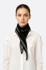 Foulard noir rehaussé de rayures blanches