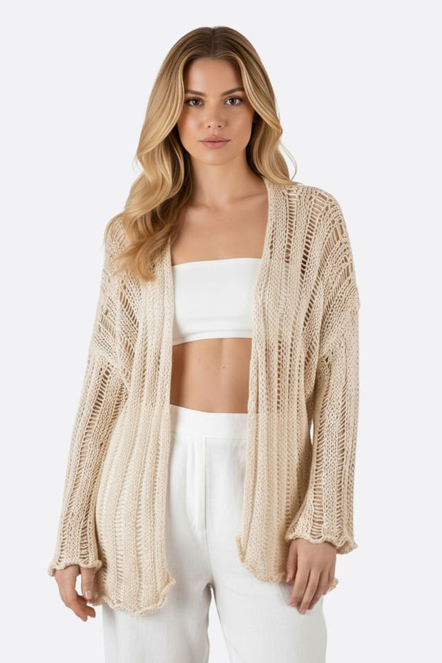 Gilet ajouré beige en maille crochet, parfait pour une tenue bohème chic lors des soirées d'été.