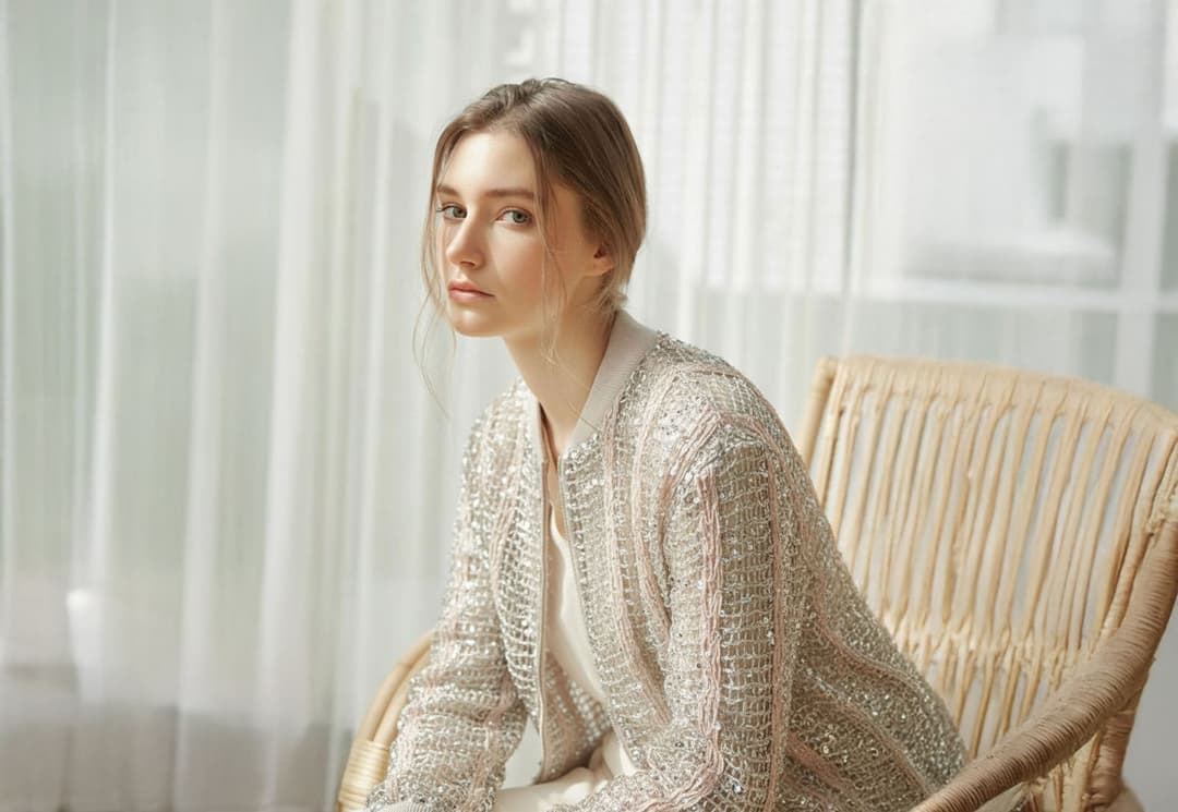 Dettagli della maglia di un gilet da donna beige Misciano: texture traforate, fibre di cotone, Tencel, lino e seta