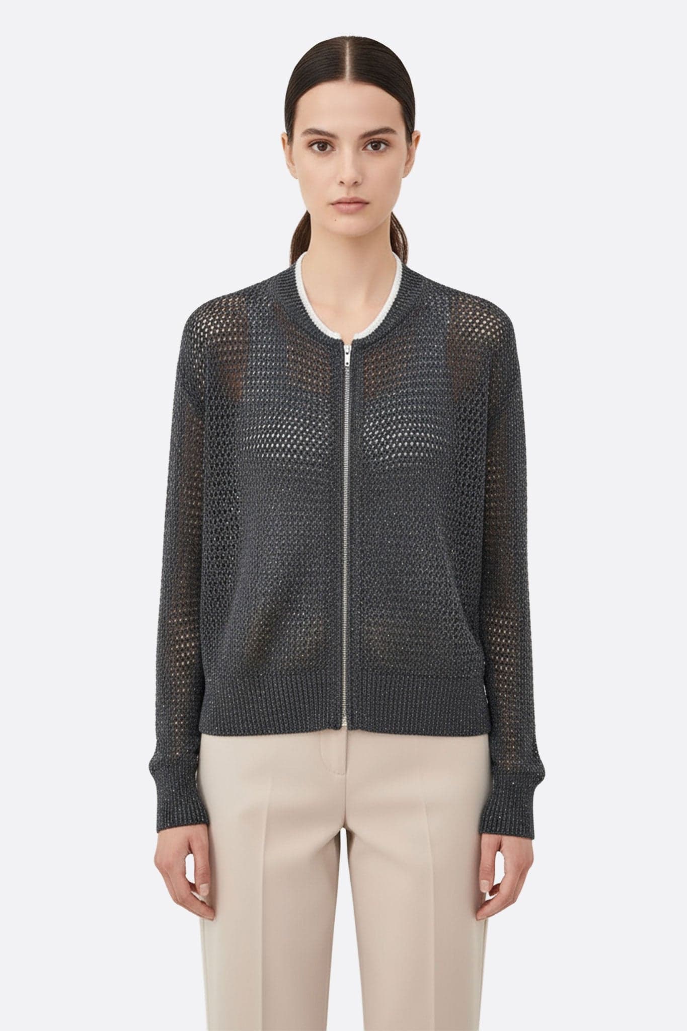 Gilet zippé en tencel et coton, couleur grise avec maille ajourée et sequins, parfait pour une sortie glamour et raffinée.