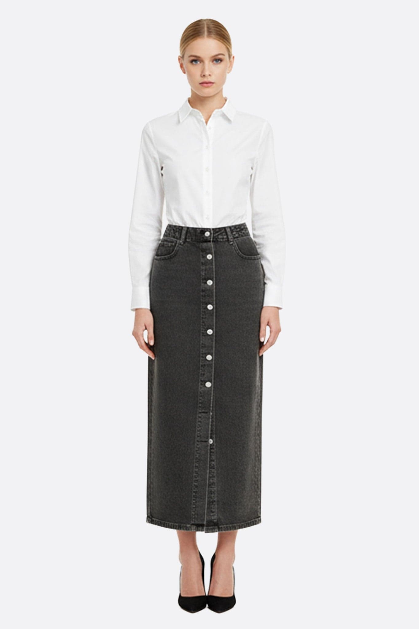 Gonna lunga in denim grigio con bottoni, dal look vintage chic, perfetta per creare outfit casual e raffinati.