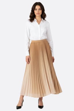 Gonna plissé elegante con sfumatura beige, ideale per serate raffinate o uscite casual.