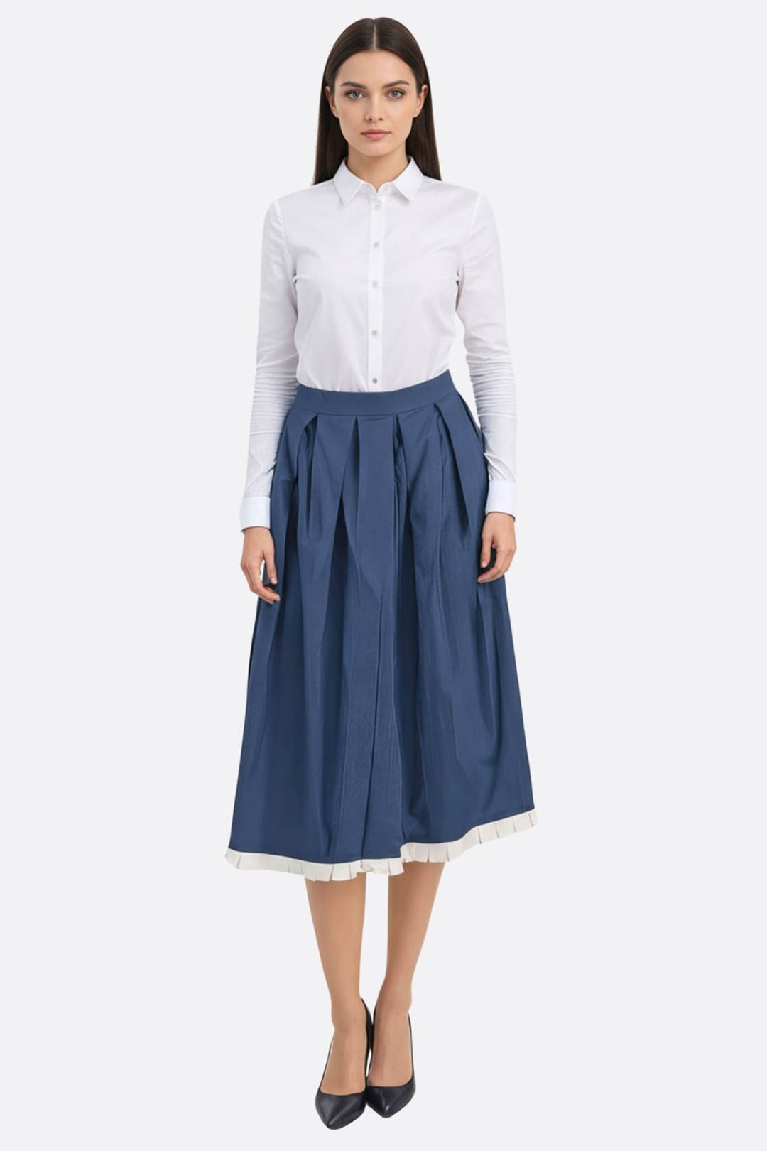 Jupe midi plissée en bleu nuit avec bord écru, un incontournable pour une allure chic lors dévénements raffinés.