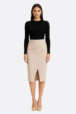 Jupe portefeuille beige en simili cuir, silhouette chic idéale pour un look élégant en soirée ou au bureau.