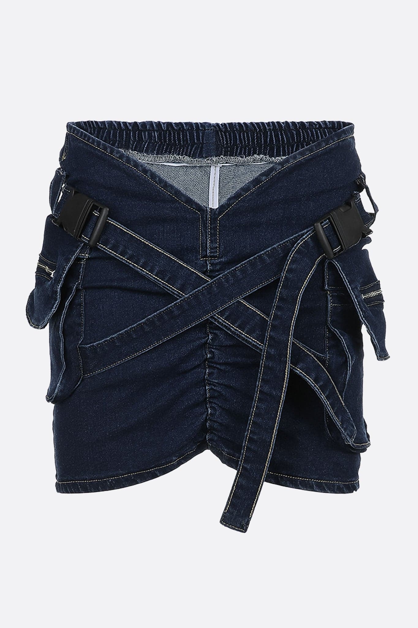 Gonna corta in denim strutturato con bretelle incrociate, perfetta per creare un look audace e originale.