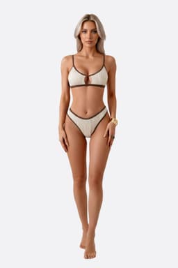 Costume due pezzi beige con bordo marrone, texture ondulata, ideale per vacanze eleganti al mare