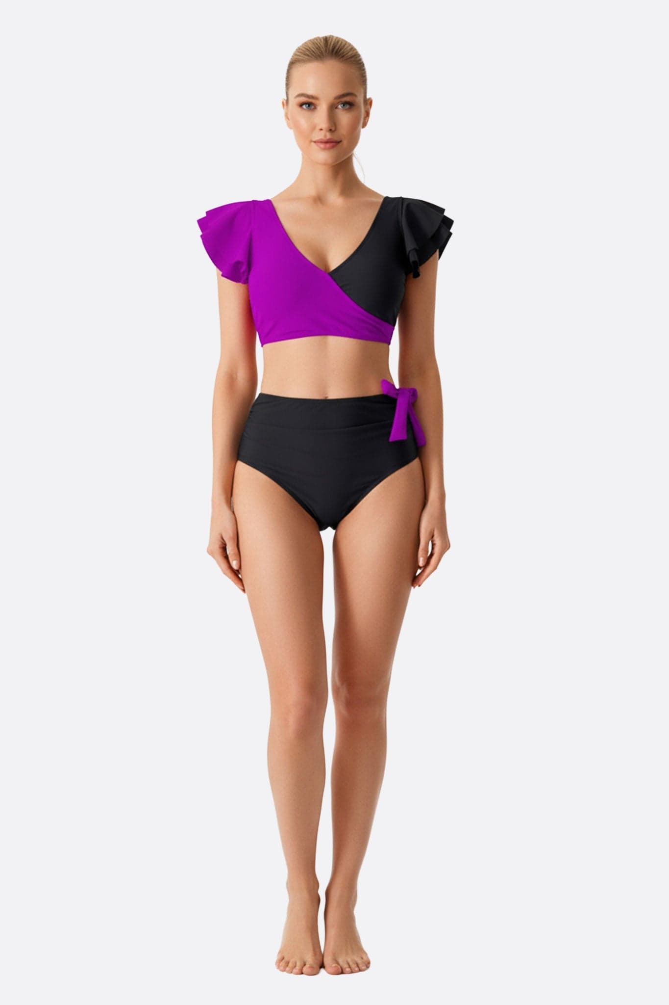 Costume da bagno due pezzi bicolore viola e nero con scollo incrociato, perfetto per la spiaggia e la piscina.