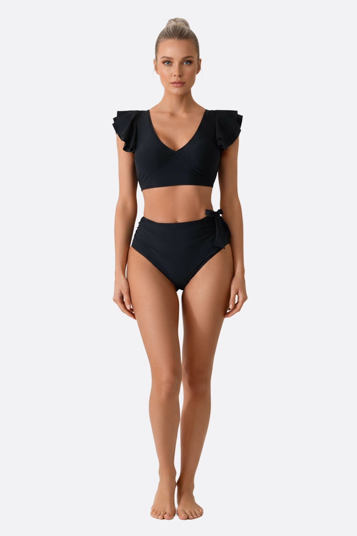 Costume da bagno due pezzi nero con volant elegante e femminile, ideale per l'estate e le giornate in spiaggia.