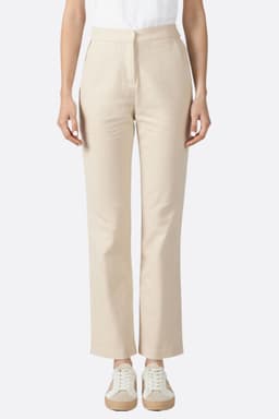 Pantalon beige à taille haute élastique, mettant en avant sa coupe flatteuse idéale pour un look chic au quotidien.