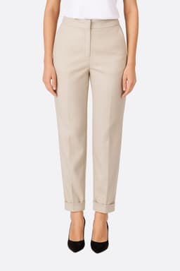 Pantalon fluide beige chic en mélange de coton et viscose, parfait pour un look élégant au bureau ou en soirée.