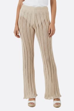 Pantalone leggero in crochet traforato beige, stile bohémien chic, ideale per un outfit elegante in estate.