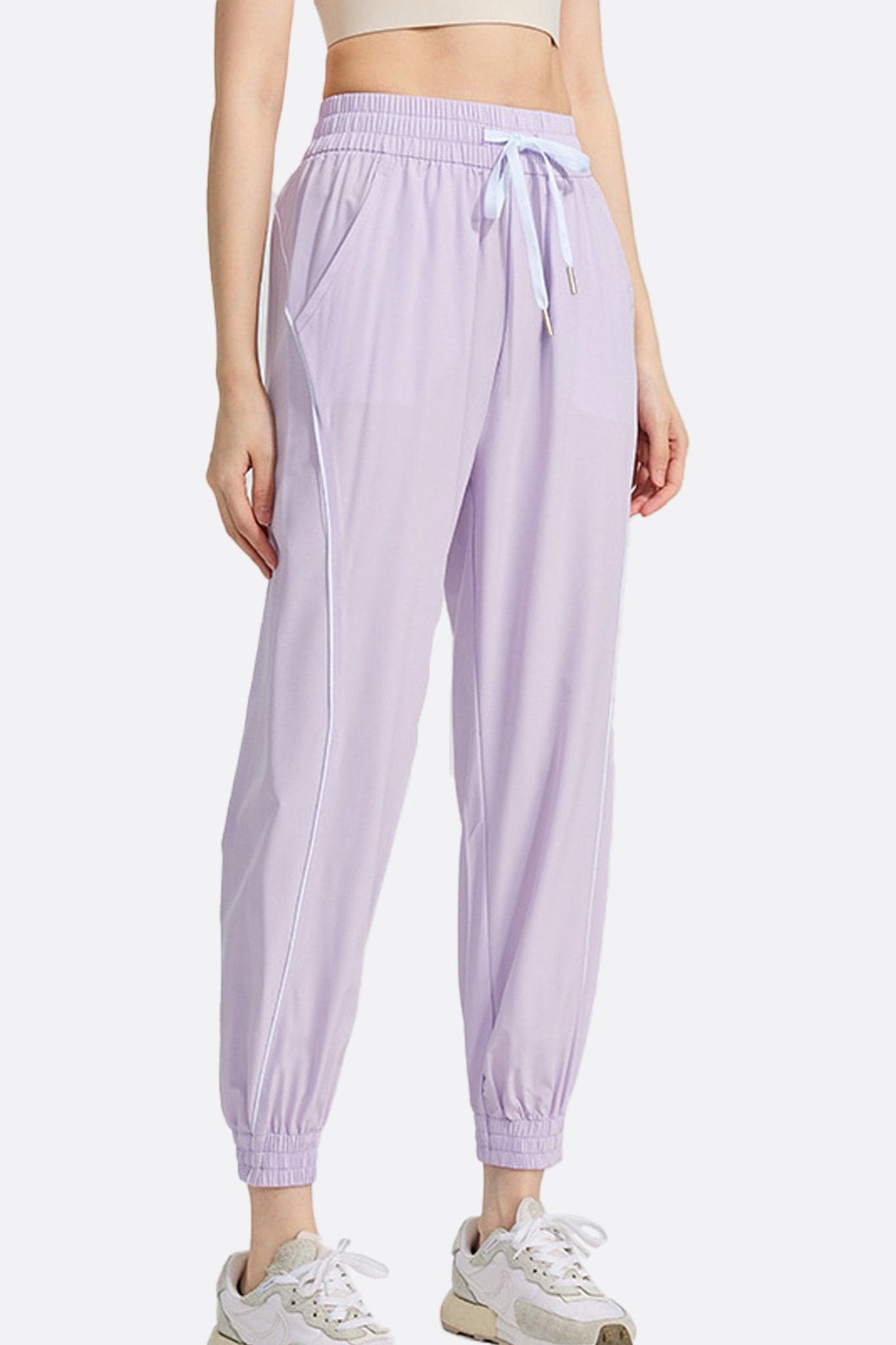 Elegante pantalone jogging lilla in tessuto morbido, perfetto per un look casual e moderno di tutti i giorni