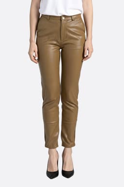 Pantalon camel en simili cuir, coupe ajustée, parfait pour un look élégant au bureau ou en soirée.