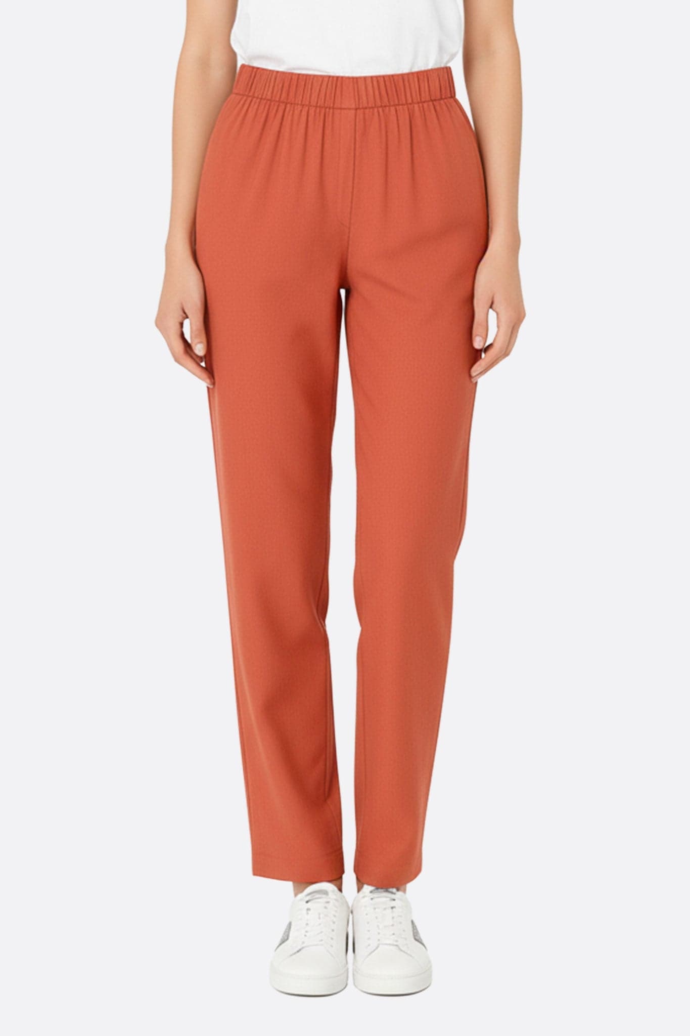 Pantalon en lin terracotta fluide, idéal pour une tenue élégante et décontractée lors des journées ensoleillées.