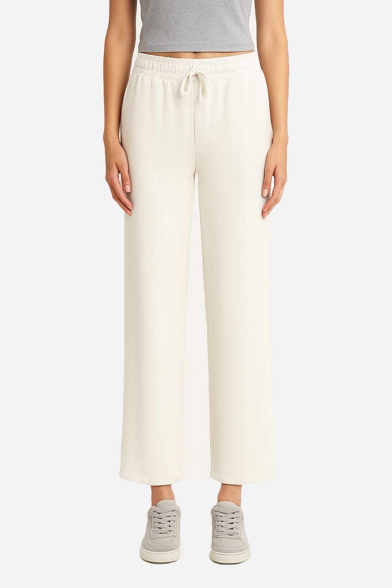 Pantalone bianco 7/8 in tessuto tecnico a gamba larga, perfetto per un look elegante e confortevole nel tempo libero.