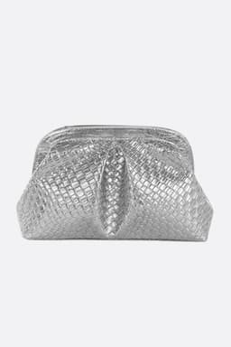 Pochette argentata con effetto intrecciato, accessorio chic e senza tempo per completare un outfit da sera raffinato