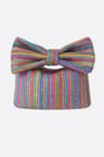 Geflochtene bunte Strohtasche mit Schleifenmuster 