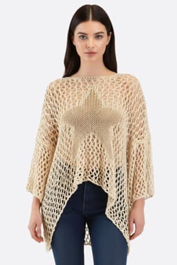 Elegante poncho beige in maglia traforata con motivo stella, perfetto per uno stile boho chic quotidiano.