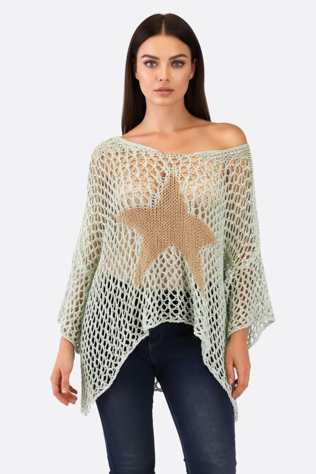 Poncho in maglia traforata turchese con motivo stella, eleganza italiana per un look estivo chic.