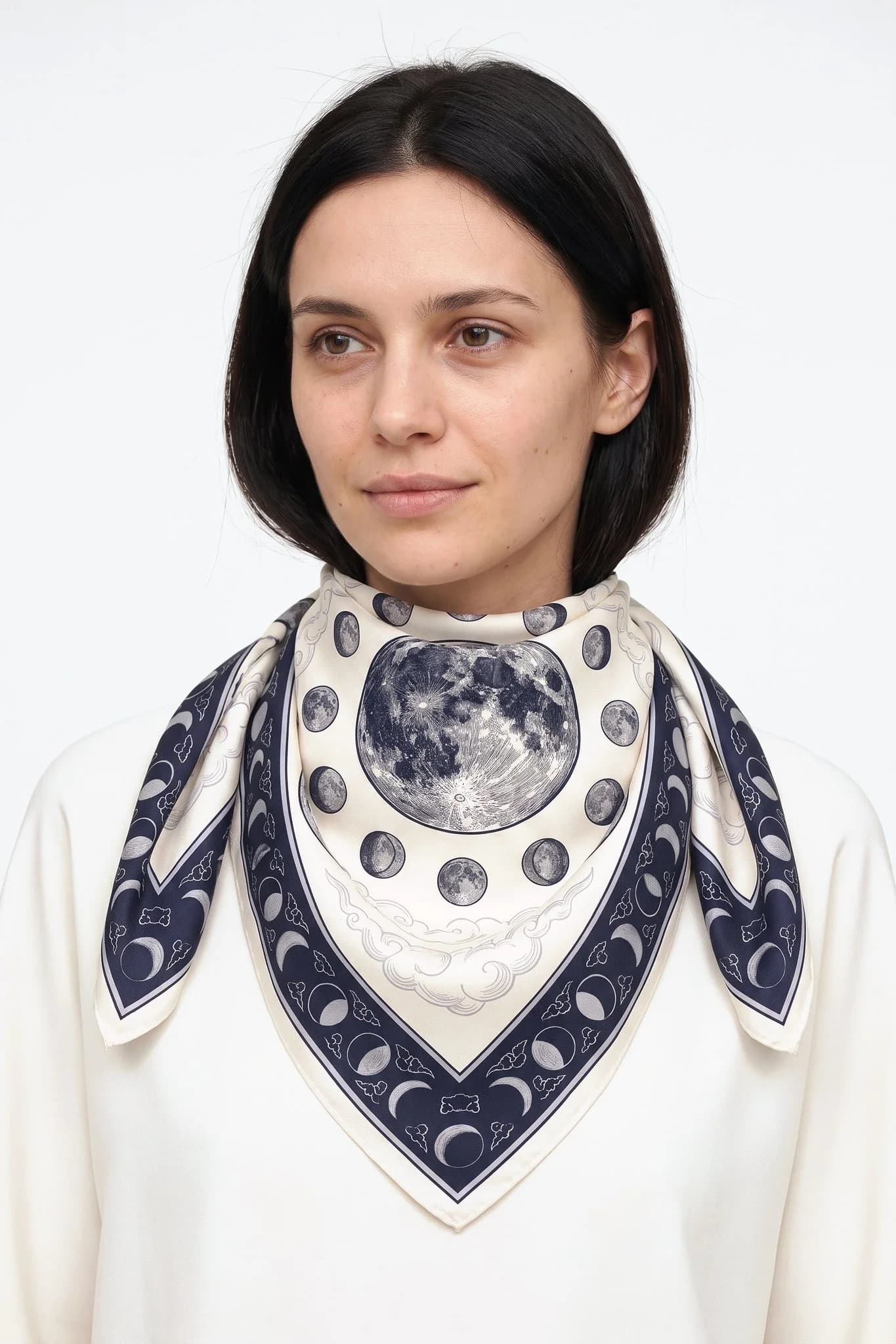 Seidenschal 70 Phases de la lune um den Hals einer Frau gebunden getragen, Studioansicht