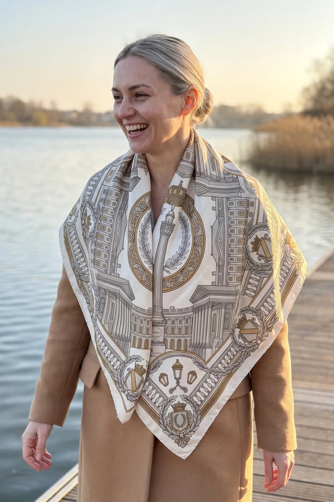 Donna che indossa il foulard di seta Place Vendôme annodato in una strada di Parigi