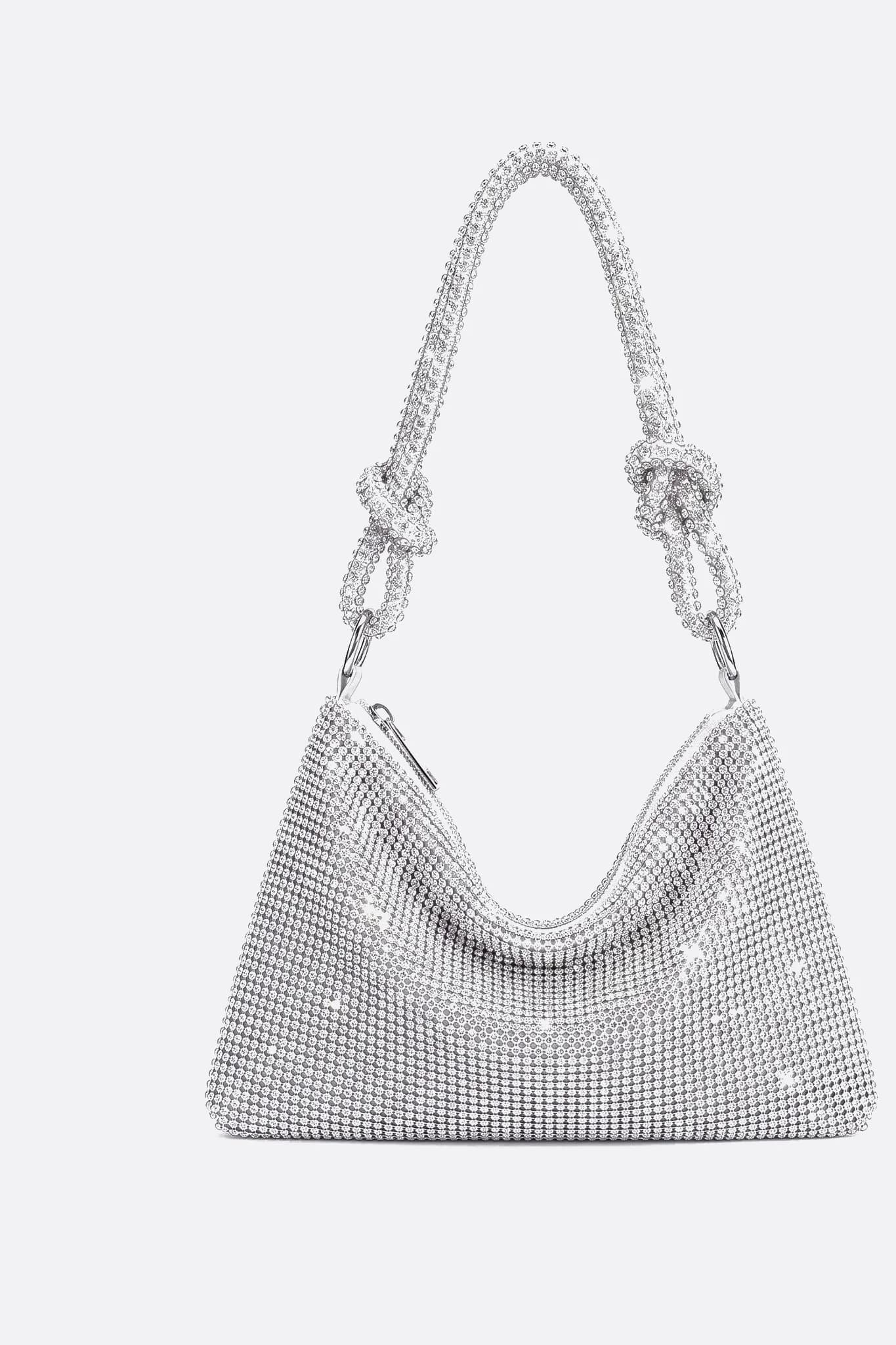 Pochette da sera argentata interamente ricoperta di strass, vista frontale su sfondo grigio