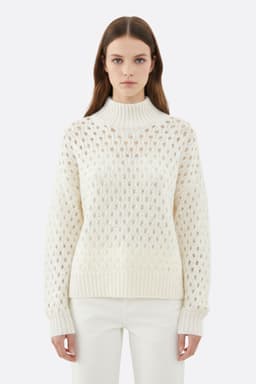 Pull in cashmere bianco traforato con collo alto, ornato di paillettes, per uno stile elegante in ogni occasione.