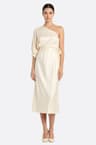 Robe de soirée asymétrique drapée en satin blanc écru