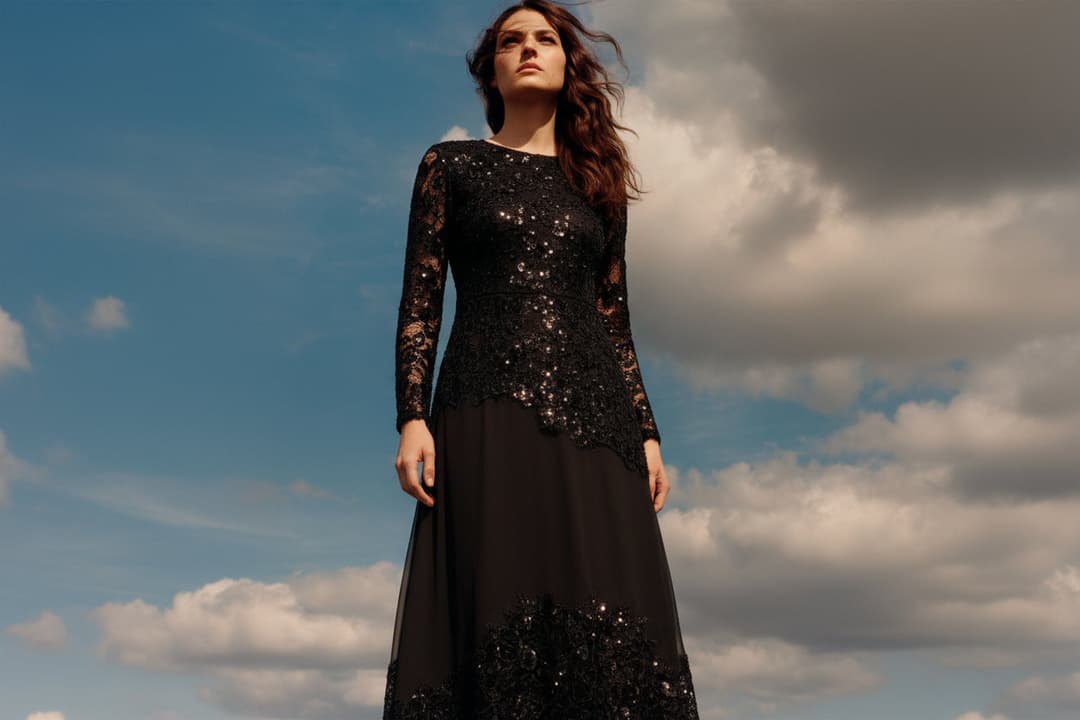 Robe noire automne Misciano, dentelle et sequins, manches longues