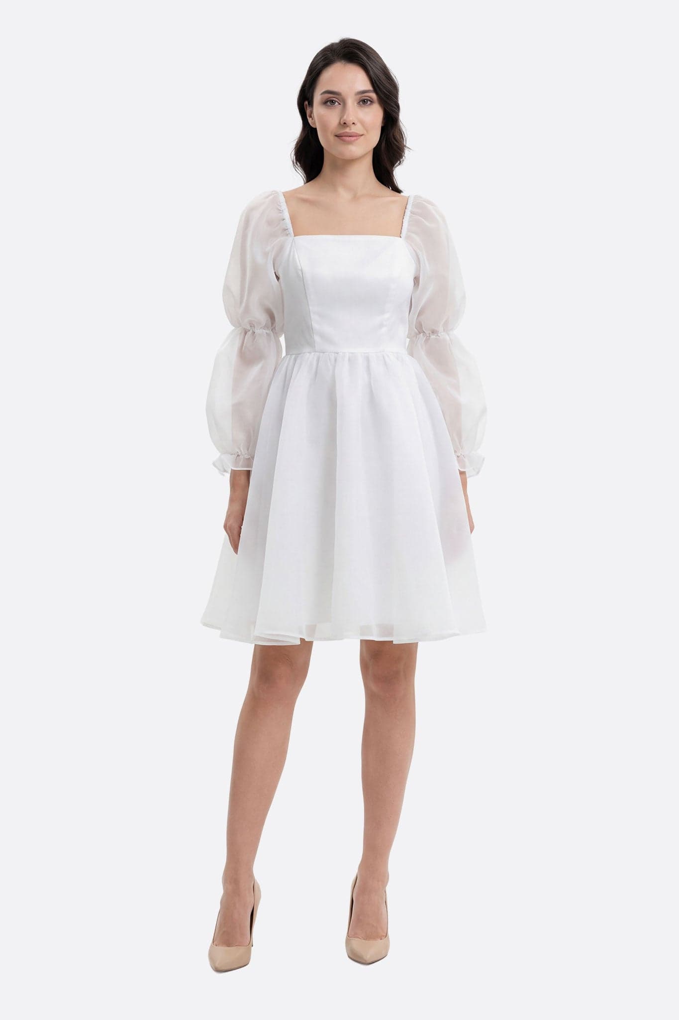 Modella frontale che indossa il vestito corto bianco Lauren con maniche a sbuffo in organza trasparente