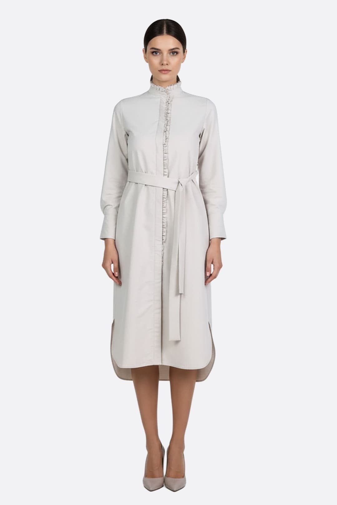 Robe-chemise grise à col volanté, chic et raffinée, parfaite pour une sortie élégante ou au bureau.